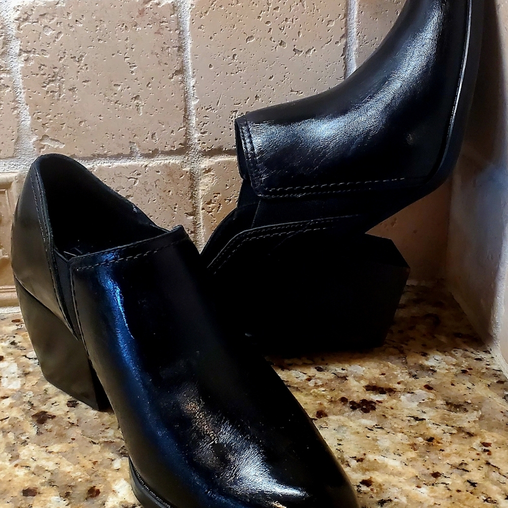Naturalizer Black Patent Leather Point Toe 3" Block Heeled Bootie's Size 8